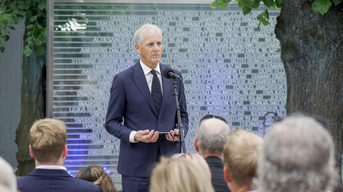 Bildet viser statsminister Jonas Gahr Støre under minnemarkeringen ved minnestedet utenfor Høyblokka i Oslo.