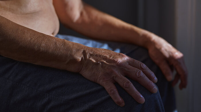 Illustrasjonsfoto av eldre mann som sitter i mørket. Illustrasjonsfoto av eldre mann som sitter i mørket.