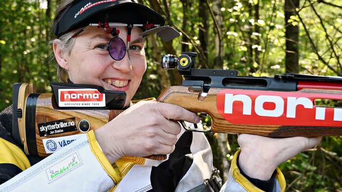Bildet viser June Emilie Åsenden med rifle.