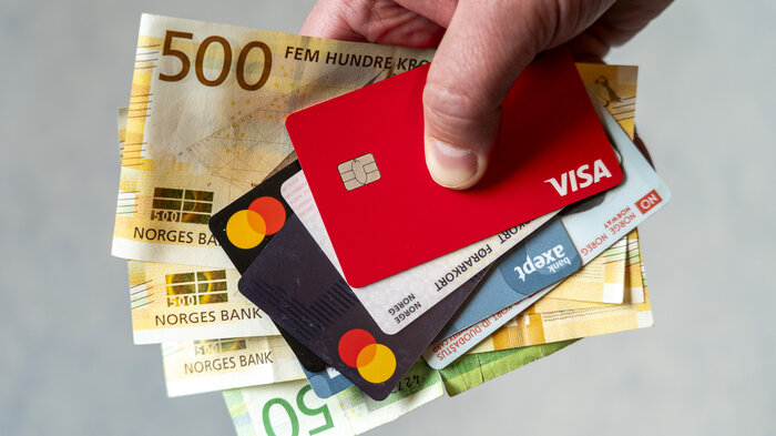 Illustrasjonsfoto av bankkort og penger.