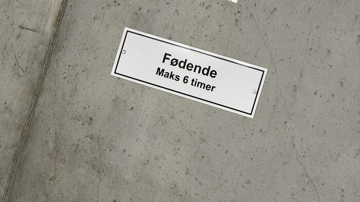 Bildet viser et skilt hengt opp utenfor kvinneklinikken i Bergen