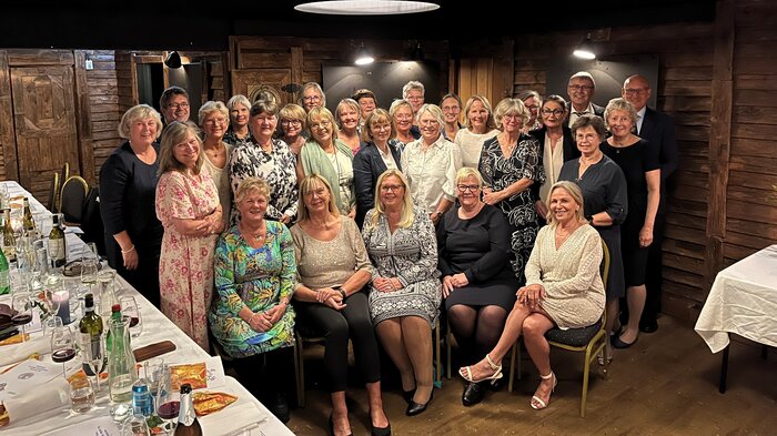 Bildet visser festkomiteen og deltakerne som møtte til jubileumsfeiring