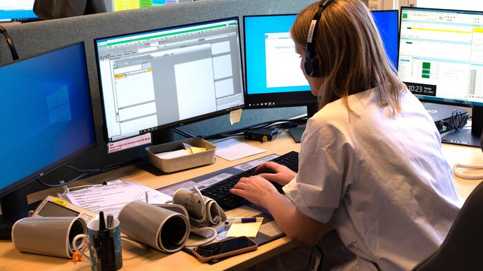 Bildet viser en sykepleier på en legevaktsentral