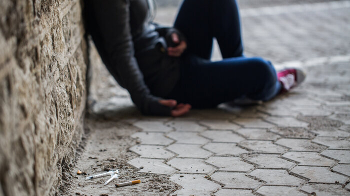 Bildet viser ruset kvinne