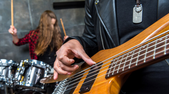 bildet viser unge som spiller musikk