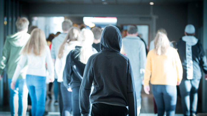 Bildet viser unge mennesker bakfra