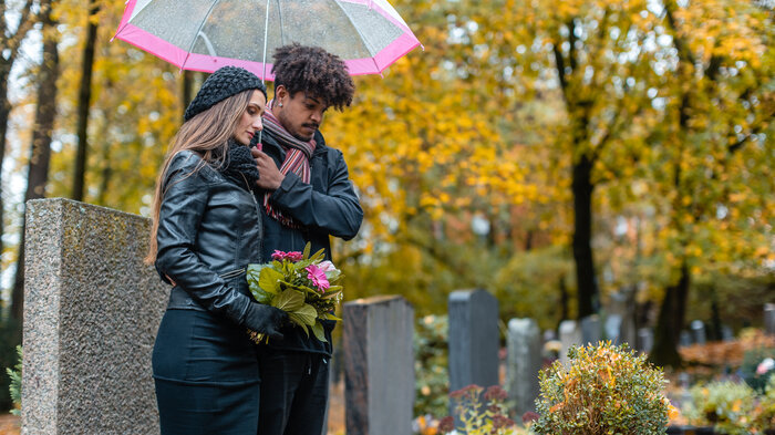 Bildet viser et par ved en grav