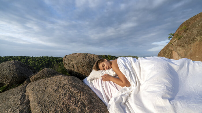 kvinne sover i naturen bildet viser kvinne som sover i naturen