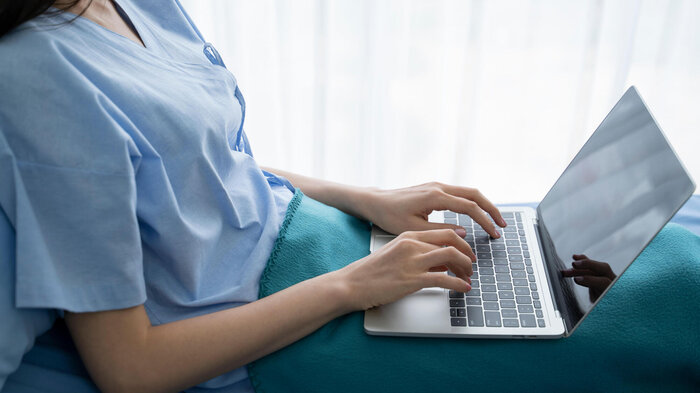 Sykepleier surfer på nett