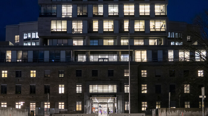 Bildet viser Nordlandssykehusets hovedinngang om natten