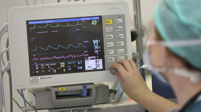 Bilde viser en anestesisykepleier som overvåker en skjerm