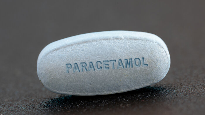 Bildet viser en tablett det står paracetamol på.