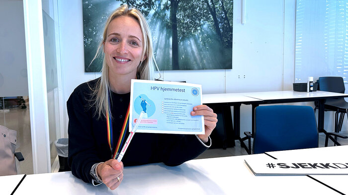  Bilde viser Elin Englund Ørum med en HPV hjemmetest.
