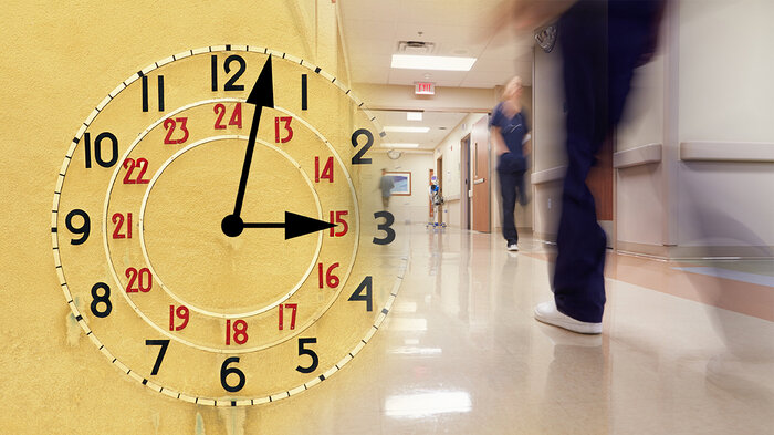 Bildet viser en klokke som er litt over tre og sykepleiere i en korridor