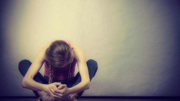 Bildet viser trist tenåringsjente