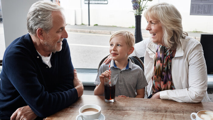 Barn og besteforeldre Bildet viser et barn og besteforeldre