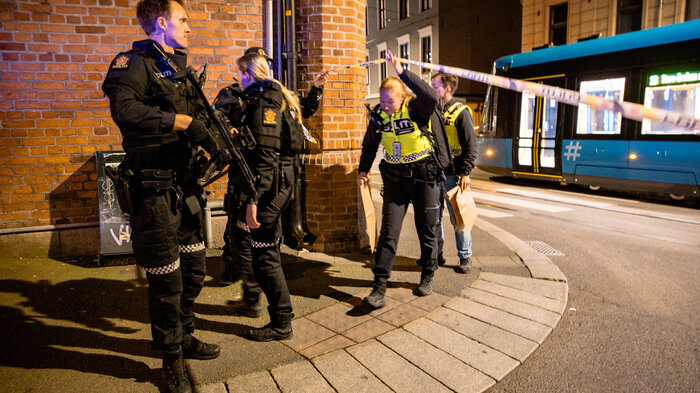 bildet viser politiet som etterforsker etter granatkasting i Pilestredet