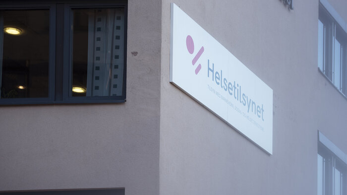 Bildet viser et skilt hvor det står Helsetilsynet.