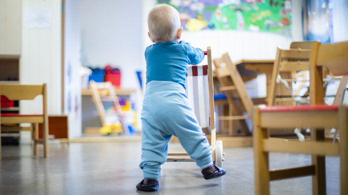 Bildet viser et lite barn som leker.