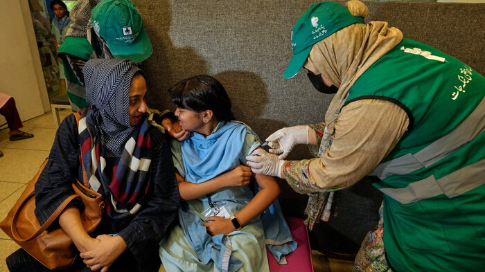 Bildet viser en jente som får HPV-vaksine.