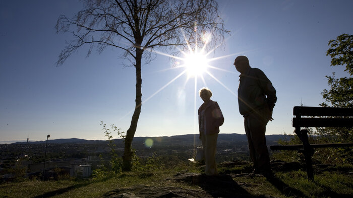 Bildet viser skyggen av en eldre mann og en kvinne.