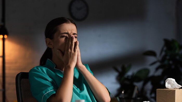 Bilde av sliten sykepleier