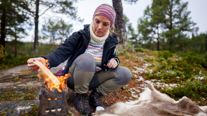 Karen Bjørk som tenner bål