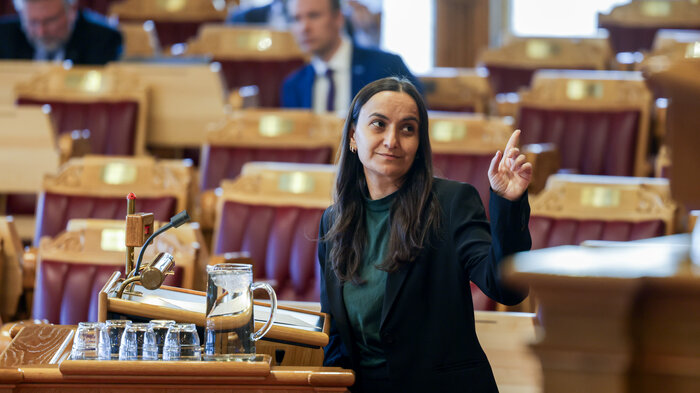 Seher Aydar (R) i Stortingets spørretime. 