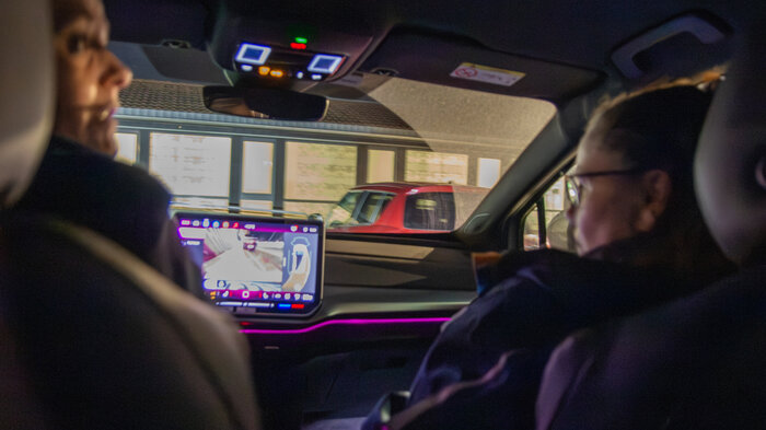 Cecilie og Vanja som kjører