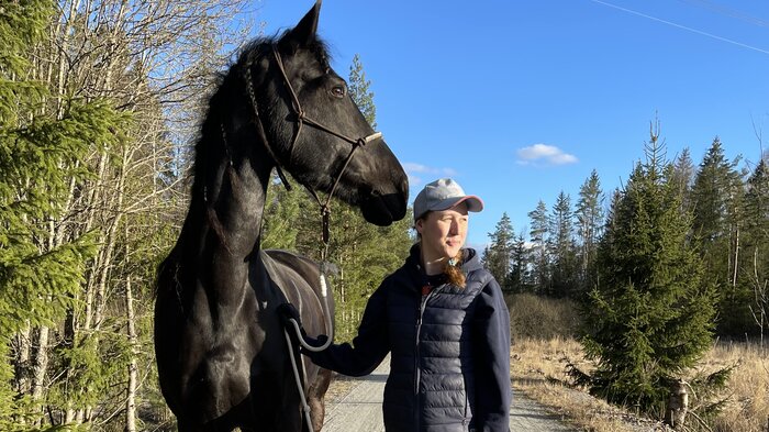 Bildet viser Maria-Cecilie Husby sammen med hest og hund