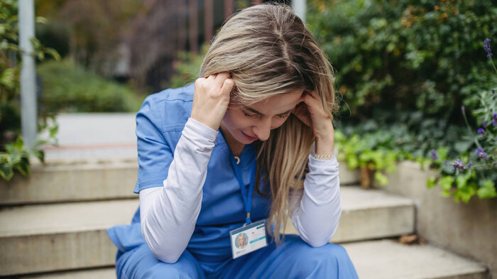 Bilde av fortvilet sykepleier