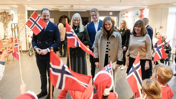 Kronprins Haakon, kronprinsesse Mette-Marit, prinsesse Ingrid Alexandra og prins Sverre Magnus besøkte Langerudhjemmet i Oslo.