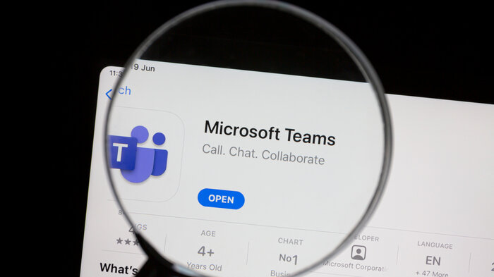 Bildet viser et skjermbilde av teams-app gjennom et forstørrelsesglass
