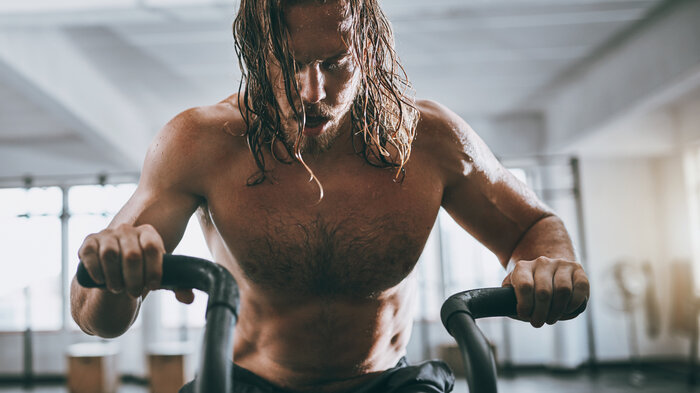 mann som trener hardt bildet viser mann som trener hardt