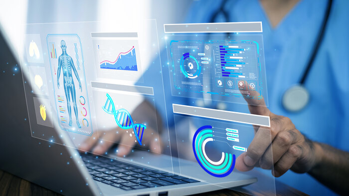 Bildet viser en person som jobber på data Bildet viser en person som jobber på data