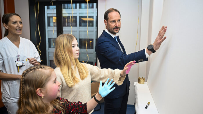 Bildet viser kronprins Haakon Magnus og noen barn.