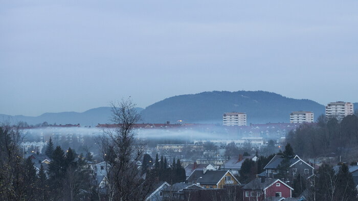 Oversiktsbilde over Oslo med tåkelokk