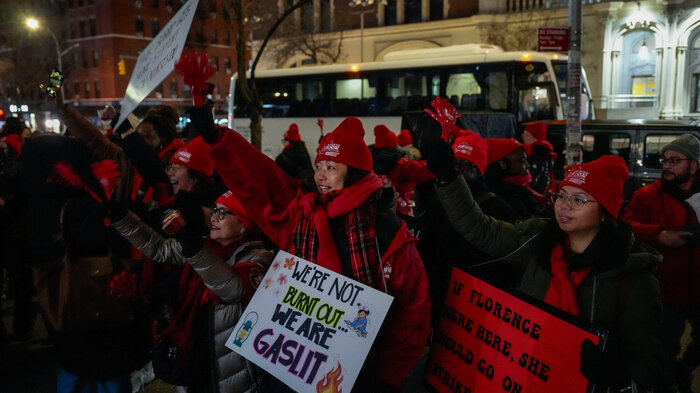 bilde av streikende sykepleiere i New York