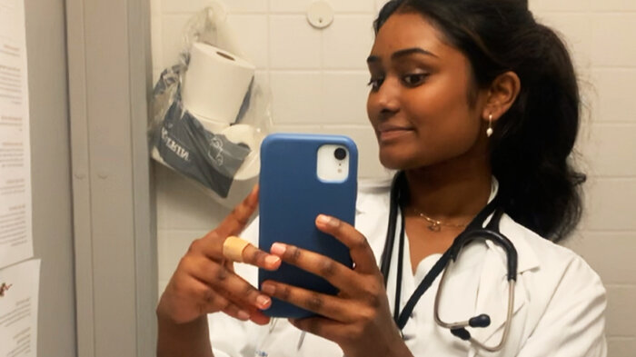 saya gajendran i uniform på jobb som pleieassistent