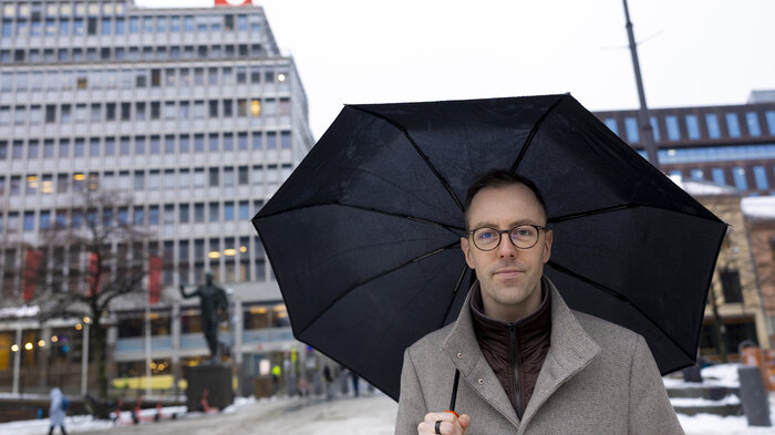 Bildet viser Nicholas Wilkinson på Youngstorget i Oslo.