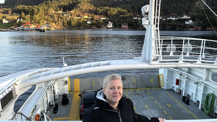 Ofte må hjemmesykepleien i Finnøy ty til ferje for å nå brukere på hytter. Her er sykepleier og tillitsvalgt Ingeborg Bø Rolfsen på vei til øya Ombo.