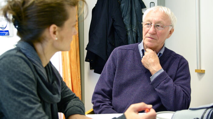 Bildet viser sykepleier Siw Lock med pasient