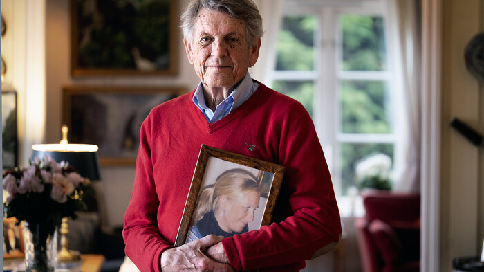 Bildet viser Jan-Erik Sverre som holder et bilde av datteren.