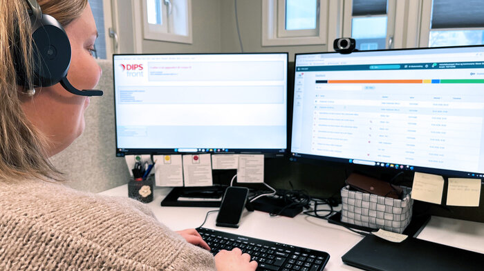 Bilde viser Maren Skogli Pettersen ved dataskjerm