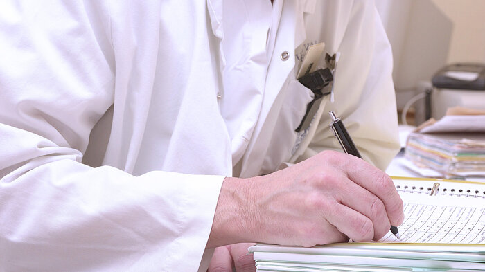 Bilde viser lege som skriver journal