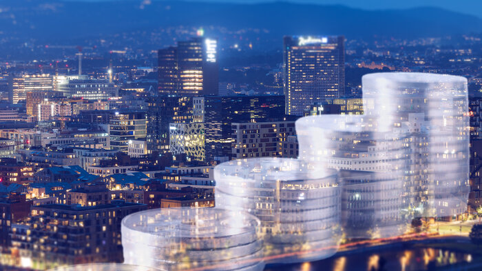 Bildet viser et oversiktsbilde av Oslo med grafikk av mynter i stabler