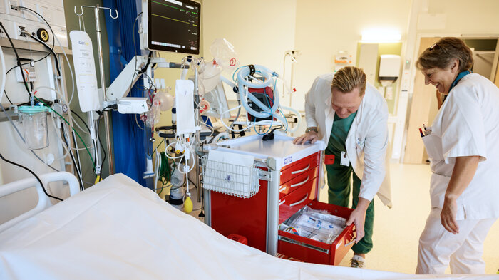 Lege og sykepleier gjør klar et akuttrom for en pasient på Radiumhospitalet.