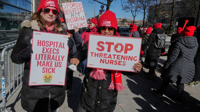 bilde av streikende sykepleiere i New York