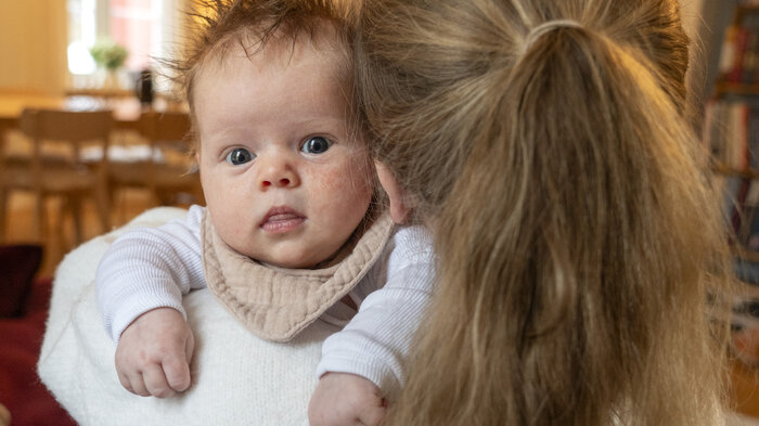 Bildet viser et spedbarn og mor.