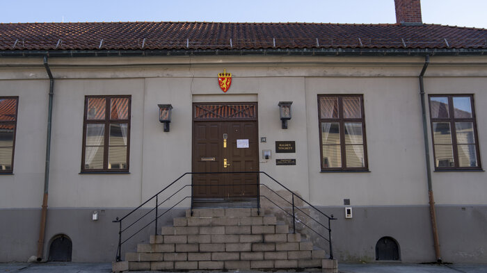Bildet viser tinghuset i Halden.